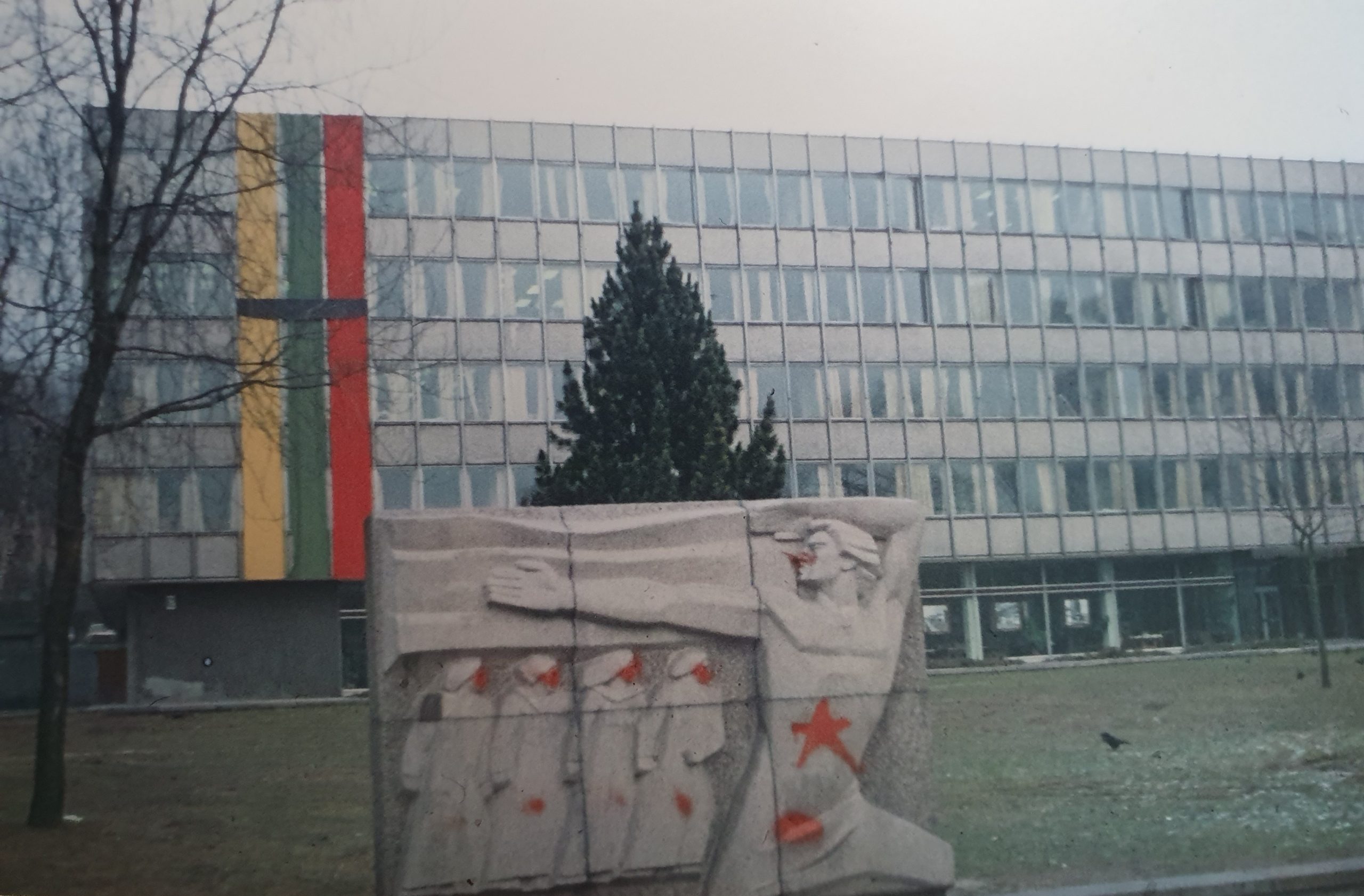 Gedulo juosta perjuosta trispalvė ant tuometinio „Miestprojekto“ pastato. Stela spontaniškai apterliota raudonomis žvaigždėmis, simbolizuojančiomis sovietinę sistemą ir sovietinę kariuomenę.