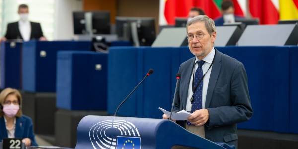 EP narys prof. L. Mažylis: „Kad sustabdytume naujų COVID-19 atsiradimą, turime aktyviau skiepyti visą pasaulį“