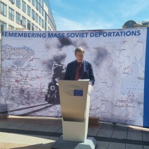 Tremtinių pavardžių skaitymas Briuselyje prie Europos Parlamento. Gedulo ir vilties diena